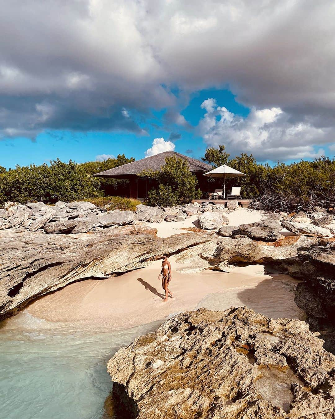 Camila Coelhoさんのインスタグラム写真 - (Camila CoelhoInstagram)「When you have a “Ocean Cove” in your front yard🙌🏼 Having the MOST relaxing days in the paradise called @amanyara_resort ! #Beach #Aman ———— Quando a frente do seu quarto é uma prainha privada (dentro de uma cova)! Esse lugar é SURREAL! Eu e Ícaro estamos passando um dos nossos melhores dias por aqui! #turksandcaicos」10月18日 9時01分 - camilacoelho