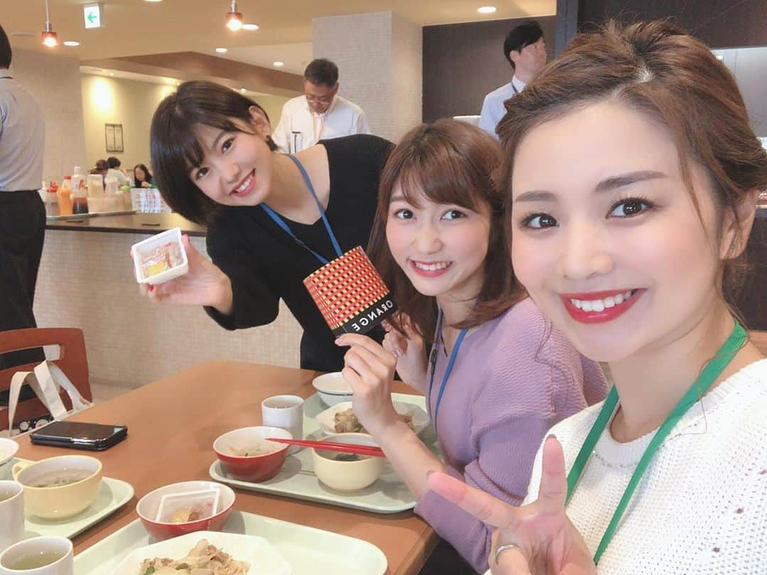 大槻有沙さんのインスタグラム写真 - (大槻有沙Instagram)「昨日社食にて🍽 珍しく女子アナ若手組が揃いました🙆🏻‍♀️💓！ 言ってもザキちゃんは3つも下でめちゃ若いです💪🏻💦 キャピキャピな2人に囲まれてなんだか私もきゃっきゃっした楽しい昼間でした🤣 やばたん、よく見たらオレンジポーズを納豆でやってます（笑）🧡 ・ #静岡  #SBSテレビ #ORANGE #やばたん #ザキちゃん #ランチ #soleいいね #SBSラジオ #静岡放送 #鉄崎幹人のWASABI #WASABI #アナウンサー #大槻有沙 #follow #followme」10月18日 9時21分 - arisa_otsuki