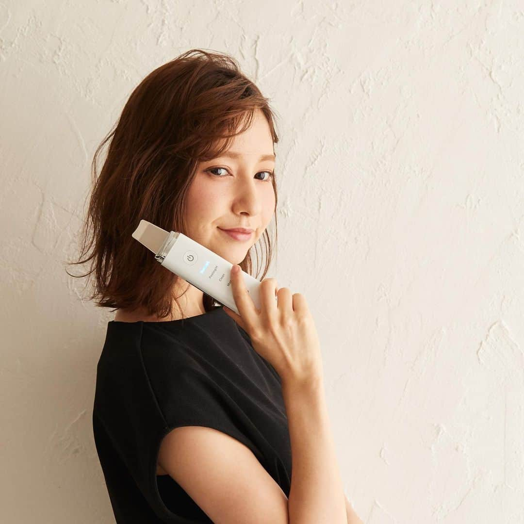 COSBEAUTY(コスビューティー)さんのインスタグラム写真 - (COSBEAUTY(コスビューティー)Instagram)「. 汚れを落とすだけの毛穴ケアじゃ物足りない。 アクリアルピーリングプロEXは、たるみ毛穴にもアプローチする4種5モードでクリアな美肌へ導きます♪ . 従来のピーリングマシンにもおなじみの超音波による角層・毛穴ケアにイオンの力が加わり、より細かく着実に汚れをクリーンアップ。 さらに角質層までうるおいを届ける保湿ケアと、マイクロカレント（微弱電流）による引き締め機能も搭載しています♡ . これ1台でエステサロンのフルコース体験。セルフケアでとびきりキレイになれちゃう時代です♡ . #コスビューティー #cosbeauty #アクリアルピーリングプロEX #毛穴 #毛穴ケア #毛穴レス #ウォーターピーリング #ピーリング #美容 #美容家電 #おうちエステ #セルフエステ #素肌美人 #すっぴん美人 #お肌ケア #肌ケア #スキンケア #美活 #美肌ケア #美容大好き #透明肌 #美肌になりたい #美容グッズ #美肌効果 #自分磨き #美意識向上 #美意識向上委員会 #美顔器 #美容グッズ」10月18日 9時22分 - cosbeauty__japan