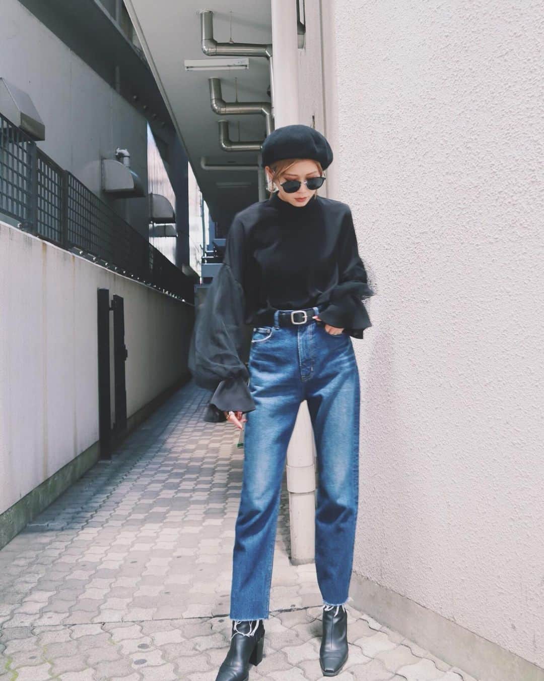kazuki youdaのインスタグラム：「_  このTOPSやっぱかわいい❤️ お袖のチュールがポイント☝️ にしてもなんかデニムほしいなぁ🙂🙃 パイソンのブーツもはやく早く買わなきゃ🤭 欲しいがいっぱいで物欲爆発している💣💥 _  @emoda_snap  @emoda_official  #EMODA」