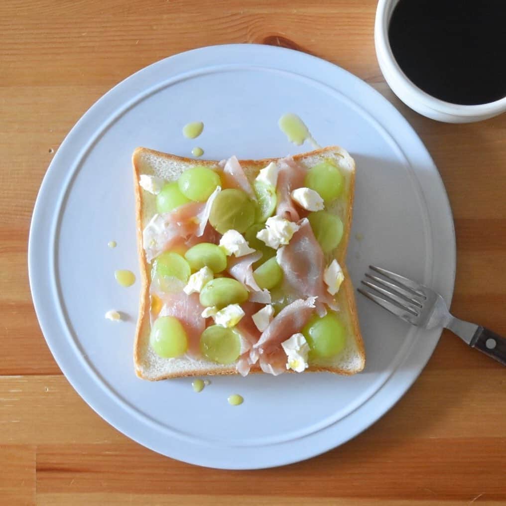 山崎佳のインスタグラム：「Today’s breakfast. 生ハムとぶどうとクリームチーズ 。」