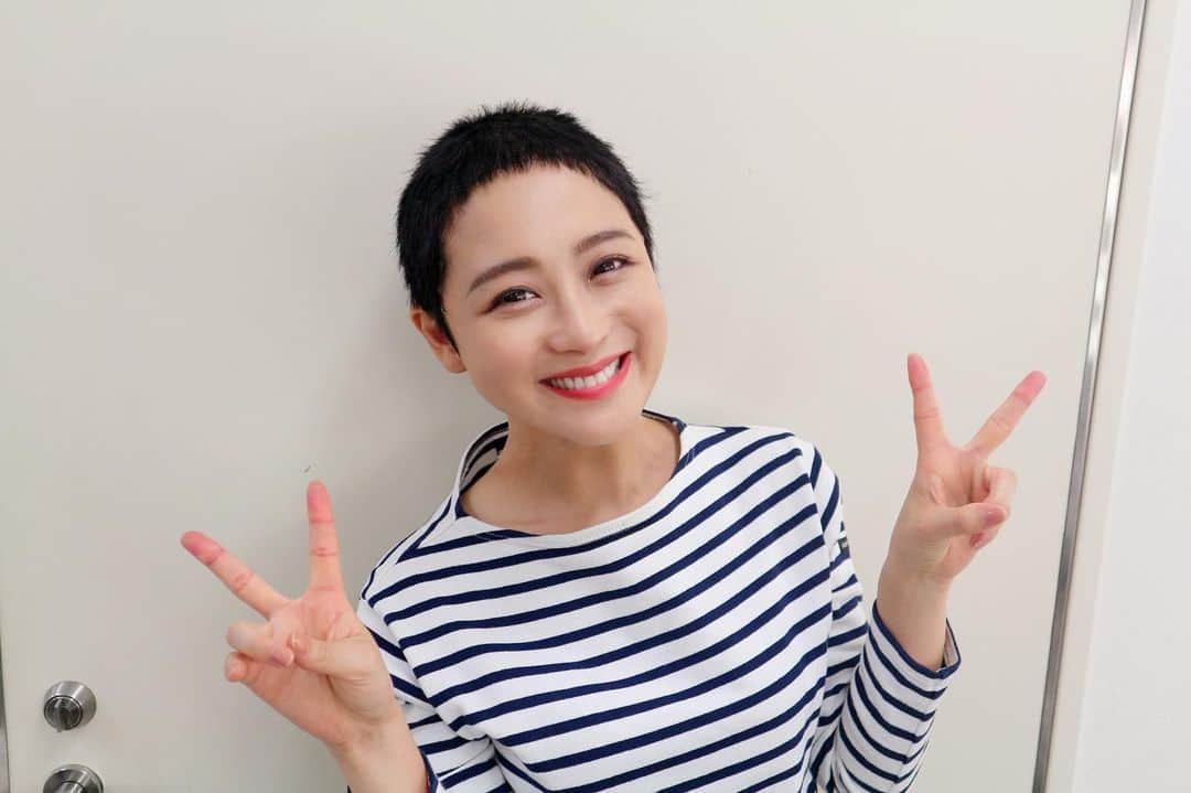 鈴木奈々さんのインスタグラム写真 - (鈴木奈々Instagram)「大阪王将の新CM撮影で、 坊主ヘアにしました♡♡♡ 昨日から放送中です(^-^)！！ #坊主にしました  #坊主女子  #ウィッグ #大阪王将冷凍餃子 #新cm」10月18日 9時46分 - nana_suzuki79