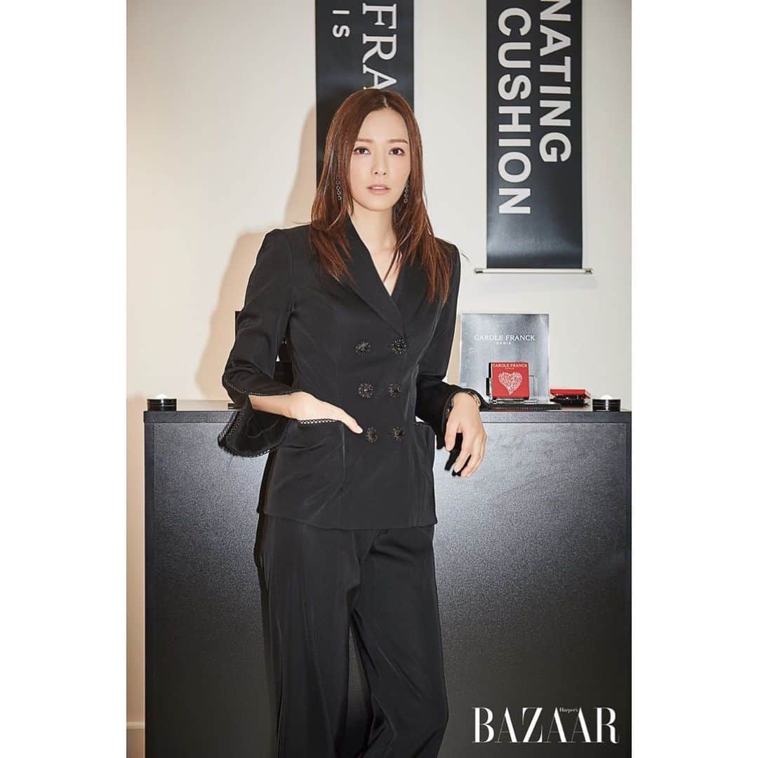 ソン・テヨンさんのインスタグラム写真 - (ソン・テヨンInstagram)「: #bazaar  #11월호#바자 #캐롤프랑크 #캐롤프랑크일뤼미낭롤링쿠션  #paris#skincare #촉촉가득#수분짱짱#하퍼스바자패션위크리포트」10月18日 9時44分 - sontaeyoung_official