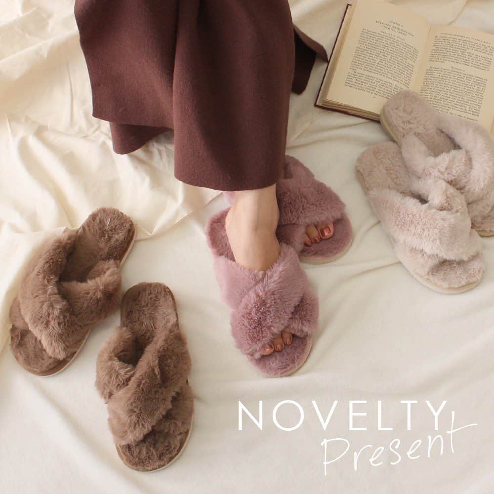 のインスタグラム：「【NOVELTY FAIR】 本日10/18（Fri）より10,000円(税抜)以上ご購入のお客様に『ファースリッパ』をプレゼント！ ﻿ ﻿  ボリューミーなファーでお家でもかわいく﻿ 気分が上がるスリッパ。 見た目の暖かさだけでなく﻿ 柔らかく快適な履き心地です❤︎﻿ ----------------------------------------- ※オンラインストアは色はお選びできません ※予約商品は除外 ※無くなり次第終了です ※サイズはフリーサイズです ※詳細は @randa_pic プロフィールURLよりご覧ください！ ﻿ ﻿  #RANDA #2019 #2019aw #fashion #shoes #japan #autumn #winter #bag  #urbanfeminine #coordinate #ランダ #ノベルティ #秋コーデ #おでかけ #シューズ #ファー #ファースリッパ #スリッパ」