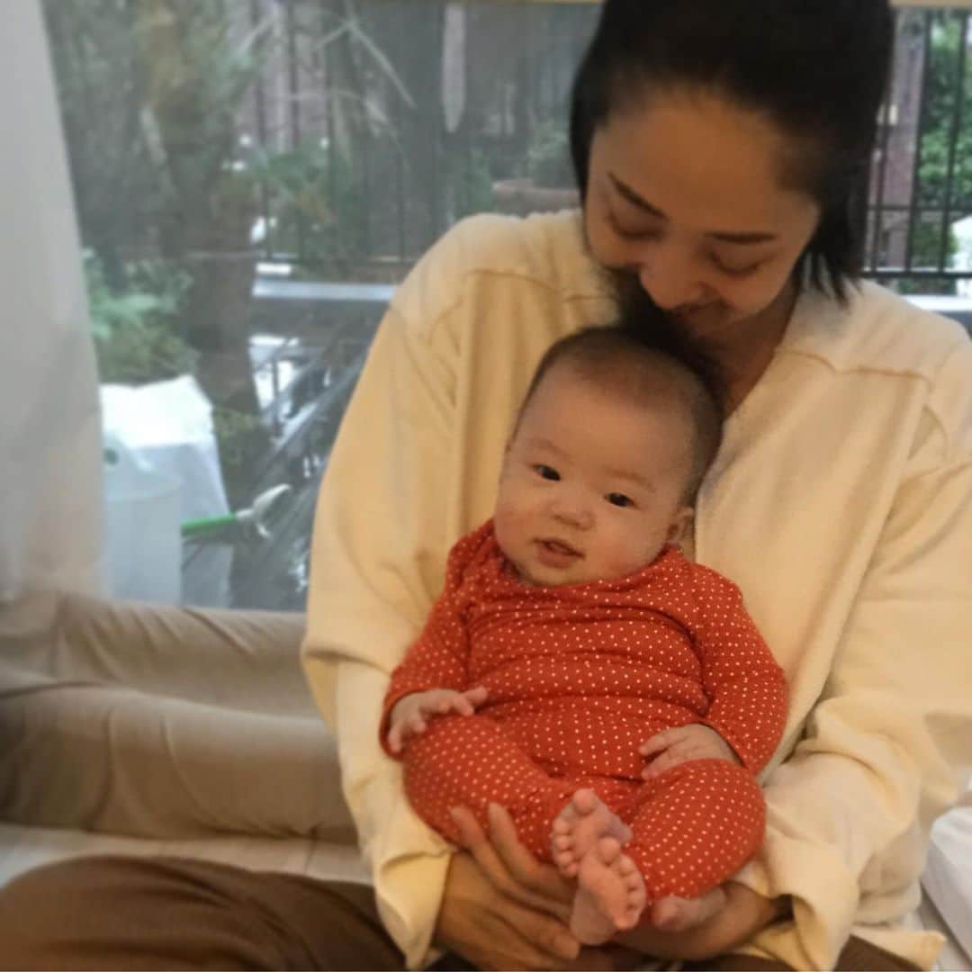 濱中鮎子のインスタグラム：「先日の写真。  手乗りお嬢は、腕の中でテレビのラグビーに夢中でした。  母さん、ラグビー大学に居たけど、試合一度しか見に行ったことない。 コマ劇前(懐かしい！)の旗取り乱闘？！は今では信じがたい光景だなぁ。  そんな大学時代に想いを馳せながら母さん、今日はお仕事です。  そして被災した後輩のことが心配です。 飛んで行けないけど、1日も早く平穏が戻ることを心から祈っています。  #お嬢とラグビー  #手乗りお嬢」