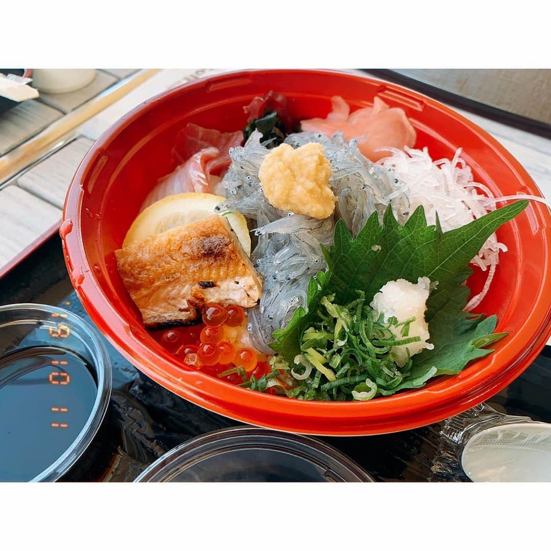 山田菜々美のインスタグラム：「. か！い！せ！ん！ど！ん！ . #映えさすの必死  #海鮮丼 #淡路島 #ほっぺた飛んでった」