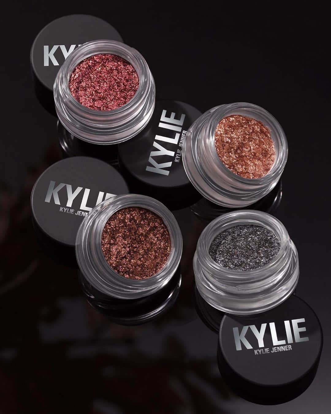 Kylie Cosmeticsさんのインスタグラム写真 - (Kylie CosmeticsInstagram)「4. NEW. SHADES. ✨ our fan favorite shimmer eye glaze range is growing by 4 shades tomorrow 9am pst 🍂 you’ll love these perfect fall colors 💕」10月18日 9時54分 - kyliecosmetics