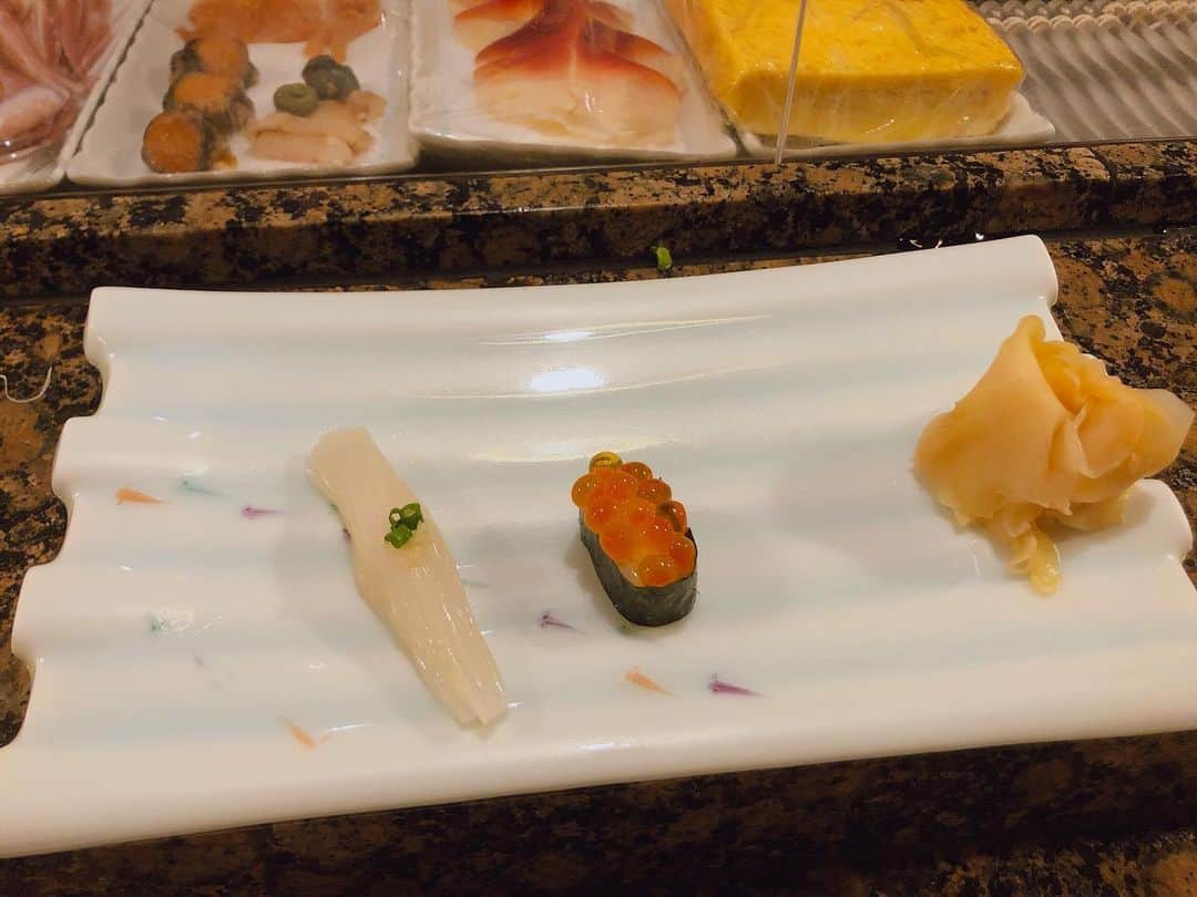 安藤あいかのインスタグラム：「お腹いっぱいだけど握り食べたいー うー  っと悩んでいたら職人さんが技を披露してくれました🍣 まさかの展開に大興奮🍣 大きさの比較に、通常たまご。  #鮨花いち #新潟 #ミニチュア寿司」