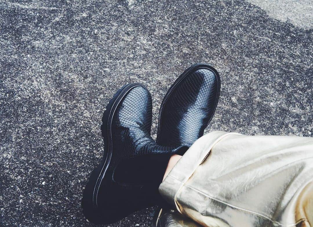 のインスタグラム：「突然やってきた ラバーソールスイッチ。  #driesvannoten  #マーチンは一生履かないんだろうな」
