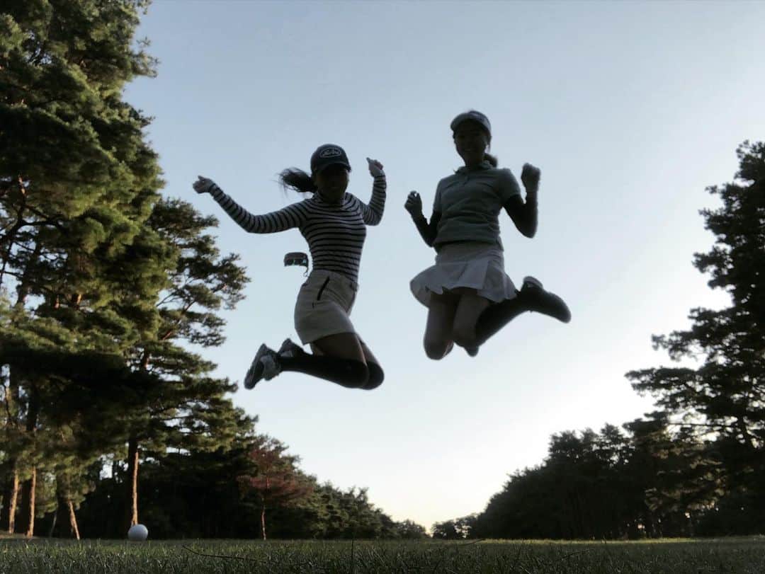 安藤あいかのインスタグラム：「美脚美人とゴルフ🏌️‍♀️⛳️ #golf #jump #ゴルフ女子」