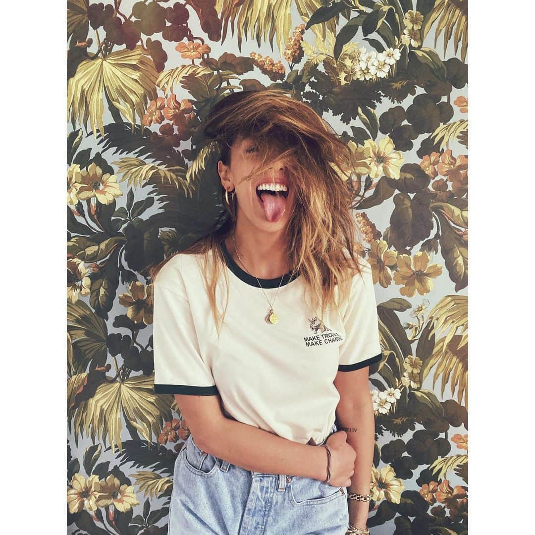 クロエ・ベネットのインスタグラム：「Oyyy! I’ll be shamelessly promoting this shirt for another 9 days. Because it matches my wallpaper... and I dunno I guess also cause ALL proceeds go to provide health care for women in Haiti and Dominican Republic. That part is cool also. 🌿🌿✌🏼Link in bio✌🏼🌿 🌿」