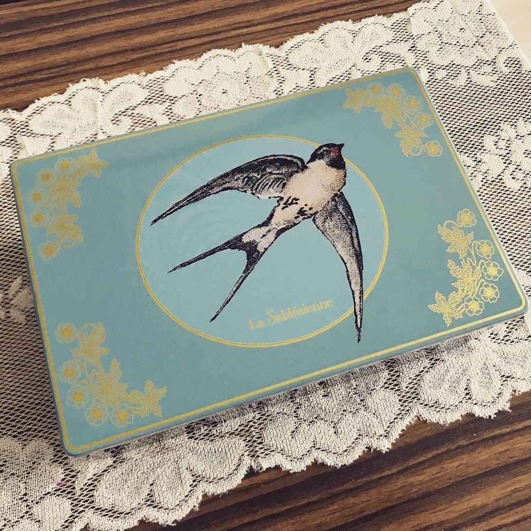 新居昭乃のインスタグラム：「FCイベントでいただいた美しい缶。美味しいクッキーが入っていました。食べてしまったら手芸用具を入れさせてもらおうと思います。」