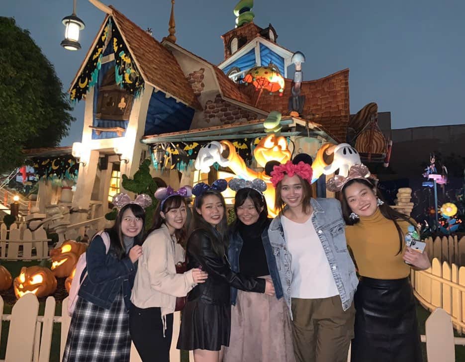 ベネット・マヤのインスタグラム：「I hadn’t been to Disney in so long and it was great to spend the night with these lovely girls XX  #disneyland #tokyo #girlfriends #university #gis #hosei」