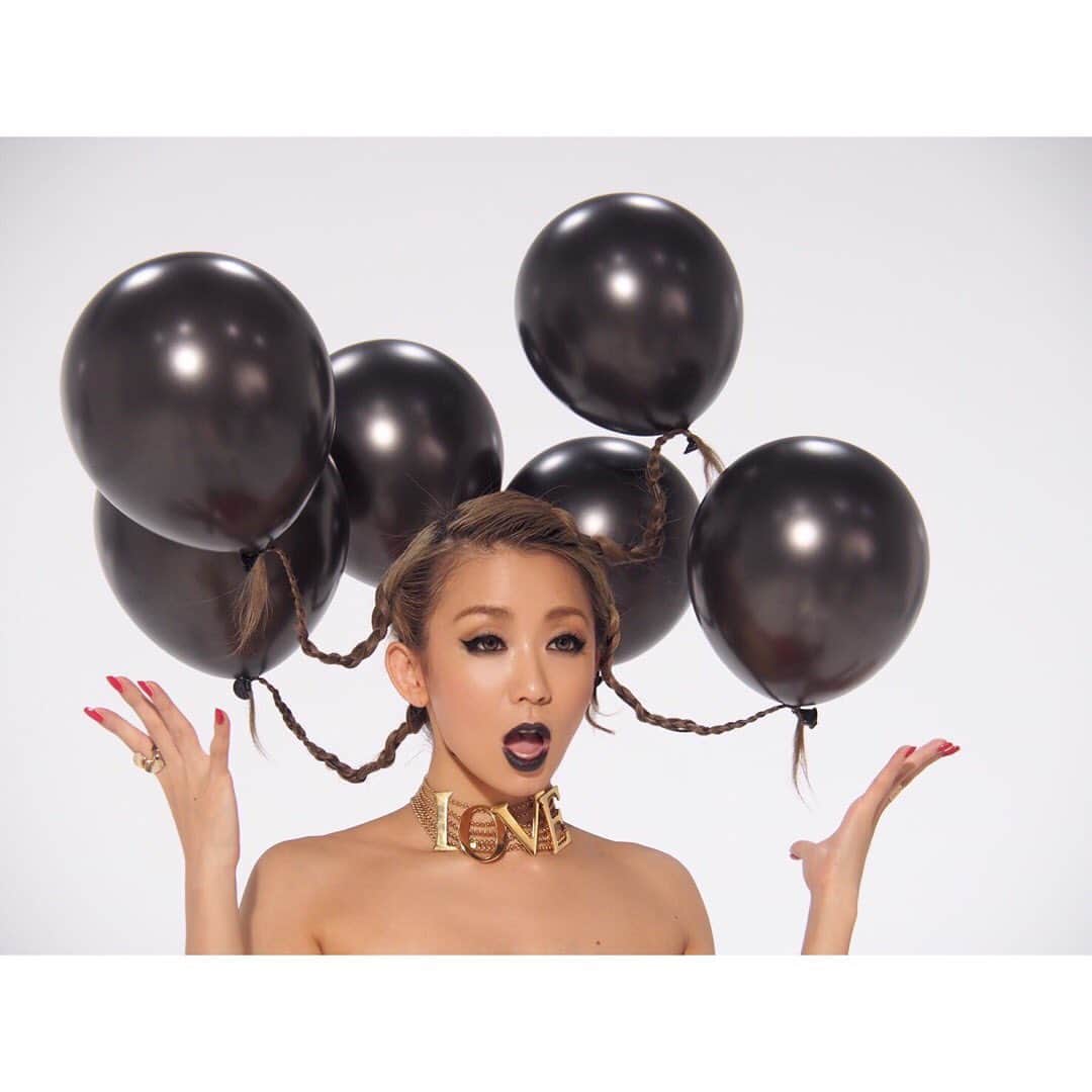 倖田來未さんのインスタグラム写真 - (倖田來未Instagram)「Bitter Balloon Hair🎈﻿ New MV﻿ 乞うご期待！﻿ ﻿ ﻿ #bitter #balloon #black #どちらが好きかな？#こっちの #風船も #本当に宙に浮いてます #colorful #balloon #hair #new #music #video #comingsoon #1113 #release #record #artist #singer #kodakumi #倖田來未」10月18日 10時41分 - kodakumi_official