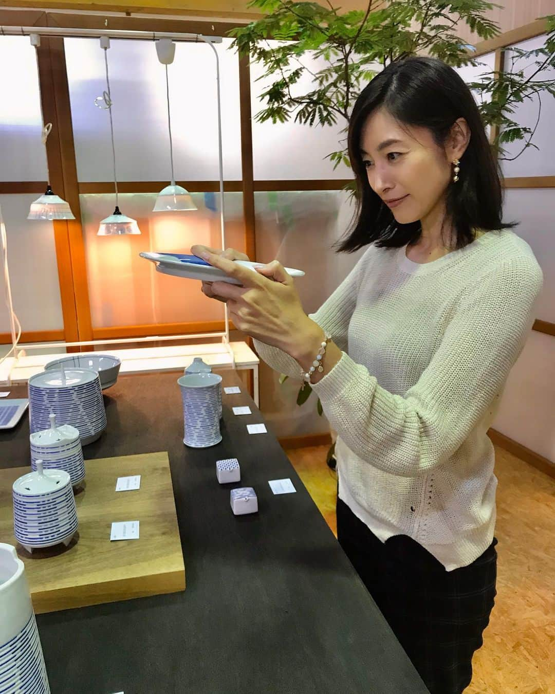 青山倫子さんのインスタグラム写真 - (青山倫子Instagram)「陶芸作家さんの展示会へ。 手作りのものって大好き。 温もりが伝わってきて 心にぽっと火が灯るよう。 ぐるぐるいろんな方向から見たり、 包んでみたりと幸せな時間。 素敵なものを見るとね、 すぐ会話してみたくなっちゃうの。 とっても凛とした佇まいで 気品と色気のある優しい器たち。 憧れる佇まいだ。  #青山倫子 #陶芸 #手作り #手作りのものっていいよね #温かい #うつわ #食器 #大好き #日常が華やぐよね #ちゃんと許可をもらって手に取らせて頂いたよ #うつわも自然の恵みだ」10月18日 10時50分 - noriko_aoyama1229