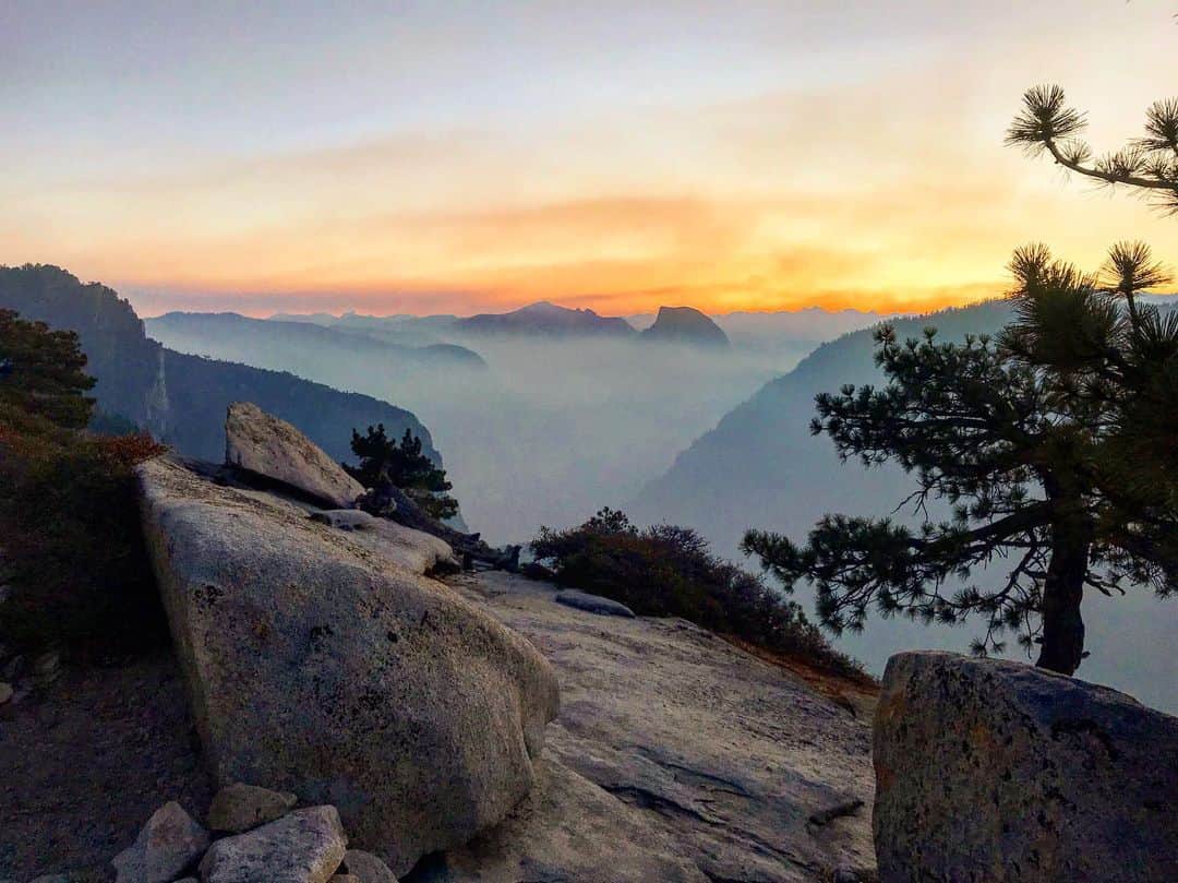 トミー・コールドウェルのインスタグラム：「I spent the last week camped on top of El Cap witnessing some of the most breathtaking smoke enhanced sunsets I have seen. The falling ash made it feel both surreal and apocalyptic.」