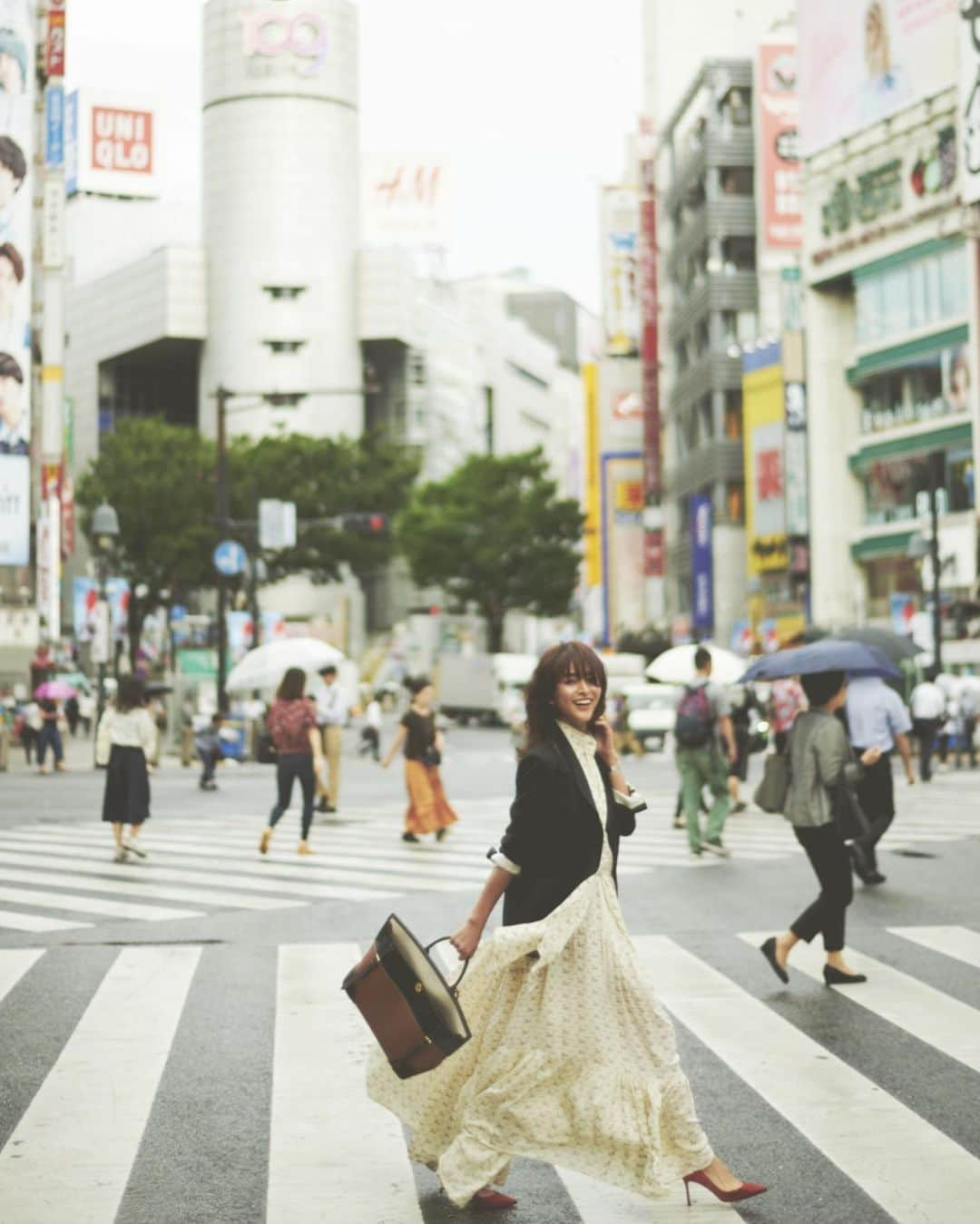 Yoshiko Kris-Webb クリス-ウェブ佳子さんのインスタグラム写真 - (Yoshiko Kris-Webb クリス-ウェブ佳子Instagram)「#shibuyacrossing 🚦 どんどん変わっていく渋谷を舞台に。写真は西崎博哉さん。駆け出しだった頃からをずっと撮り続けてくれているカメラマン。スタイリングは朝倉豊さん、ヘアメイクは川村友子さん。飯友な二人は私のハッピーセット🍟🍔」10月18日 10時55分 - tokyodame