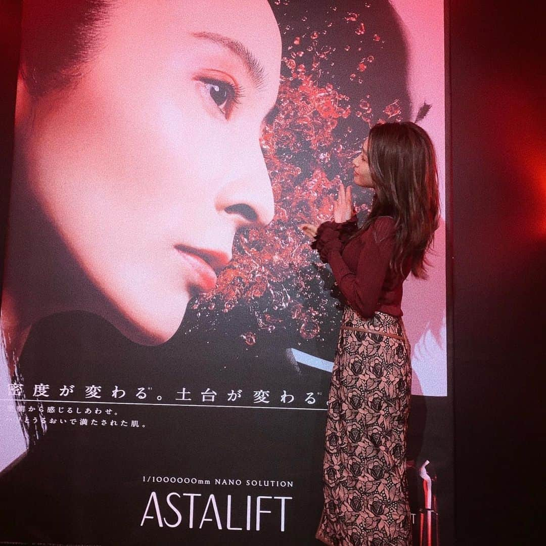 HISANAさんのインスタグラム写真 - (HISANAInstagram)「昨夜は @astalift_japan のローンチパーティーへ🍷﻿ 真っ赤な空間が素敵でした❣️﻿ ﻿ 世界最小ヒト型ナノセラミドを配合したジェリー状先行美容液✨﻿ リニューアルして保湿力もさらにアップしたそうで、新しいジェリーアクアリスタ使うの楽しみ🤤♡﻿ ﻿ ﻿ #アスタリフト#アスタリフトジェリー#アスタリフトラボ#ASTALIFTLAB」10月18日 10時56分 - hisana22