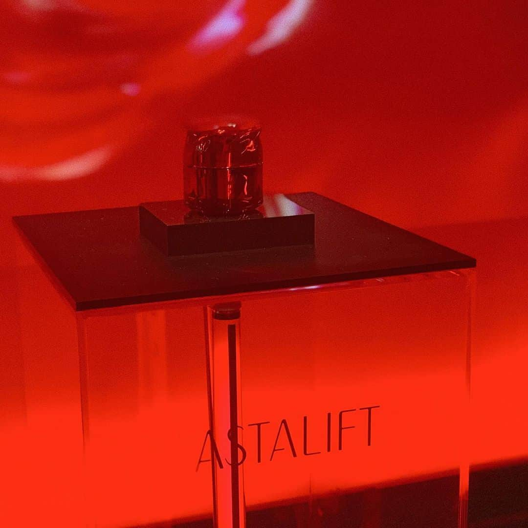 HISANAさんのインスタグラム写真 - (HISANAInstagram)「昨夜は @astalift_japan のローンチパーティーへ🍷﻿ 真っ赤な空間が素敵でした❣️﻿ ﻿ 世界最小ヒト型ナノセラミドを配合したジェリー状先行美容液✨﻿ リニューアルして保湿力もさらにアップしたそうで、新しいジェリーアクアリスタ使うの楽しみ🤤♡﻿ ﻿ ﻿ #アスタリフト#アスタリフトジェリー#アスタリフトラボ#ASTALIFTLAB」10月18日 10時56分 - hisana22