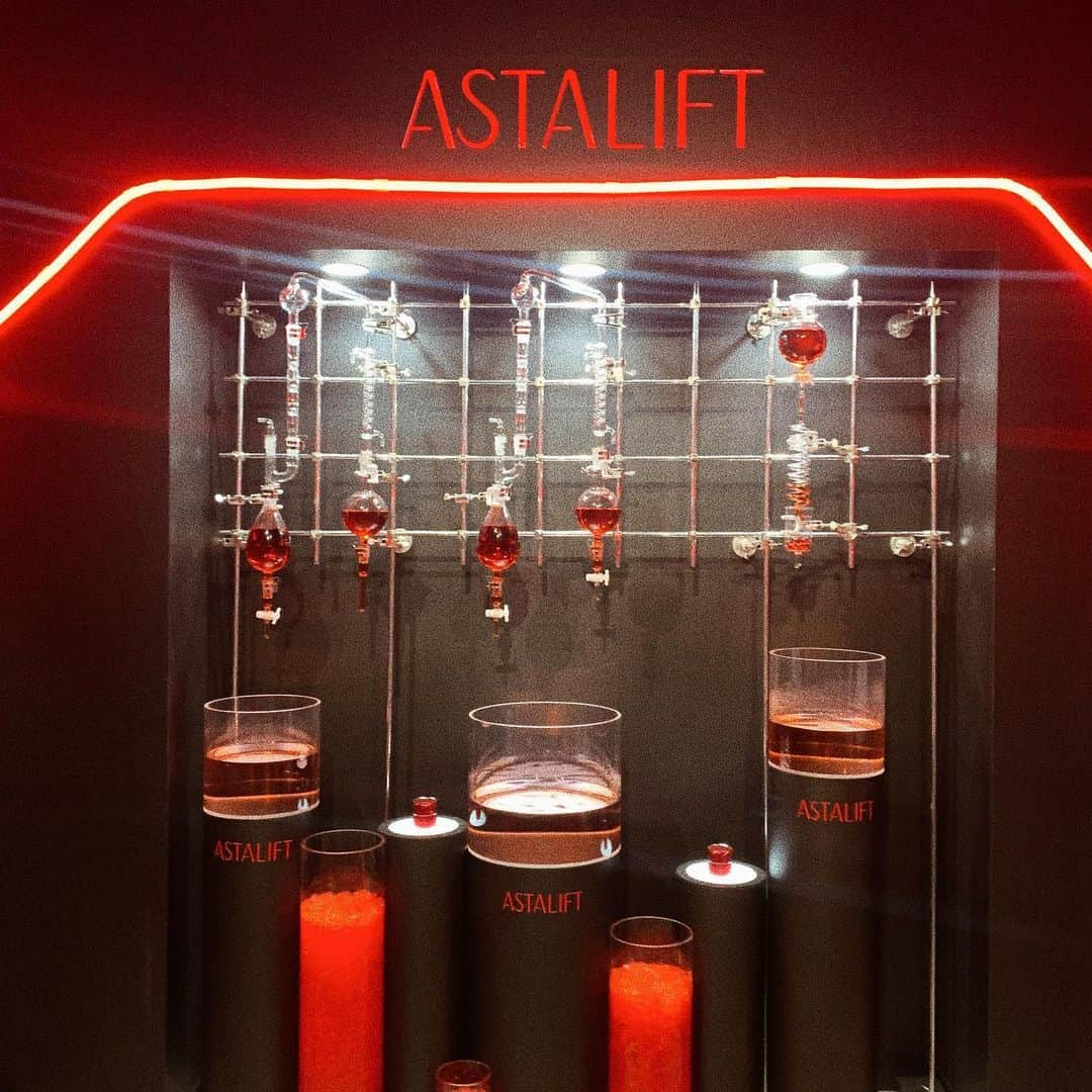 HISANAさんのインスタグラム写真 - (HISANAInstagram)「昨夜は @astalift_japan のローンチパーティーへ🍷﻿ 真っ赤な空間が素敵でした❣️﻿ ﻿ 世界最小ヒト型ナノセラミドを配合したジェリー状先行美容液✨﻿ リニューアルして保湿力もさらにアップしたそうで、新しいジェリーアクアリスタ使うの楽しみ🤤♡﻿ ﻿ ﻿ #アスタリフト#アスタリフトジェリー#アスタリフトラボ#ASTALIFTLAB」10月18日 10時56分 - hisana22