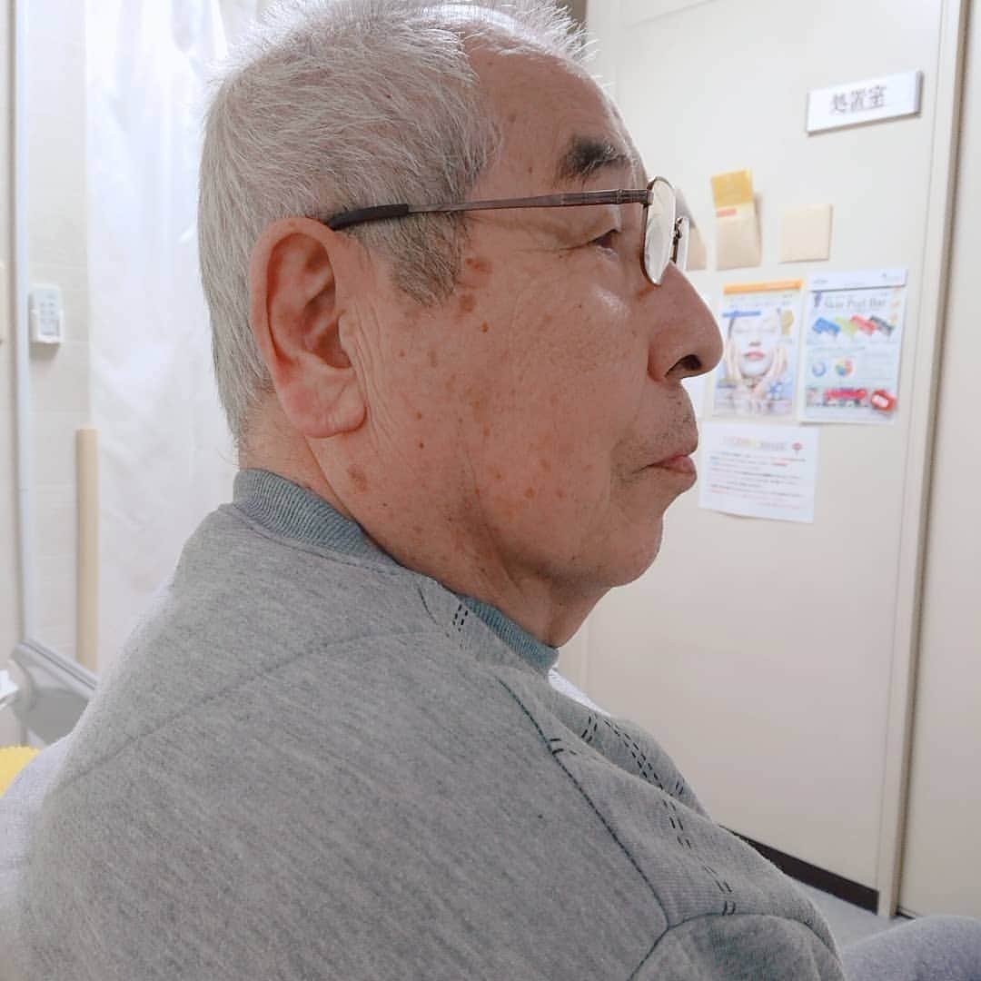 KAORUさんのインスタグラム写真 - (KAORUInstagram)「お父さん、整形外科病院。 ママちゃんの声が聞こえる方をずっと見てます。  大好きなんだね♪  #Marvelouspro #お父さん #整形外科 #介護生活」10月18日 11時01分 - yukisaku_88