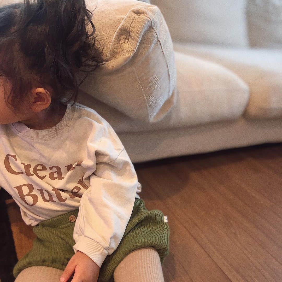 近藤千尋のインスタグラム：「おはようございます🌞 今日も元気にスクールへ🏫🍂💓 秋冬服が可愛すぎて。。🥺 見てるだけできゅんきゅん❤️笑 @ajuga.shop  新作もあるので 是非チェックお願いします😚 私も買い物しよう~😗😗😗 さて、今日も主婦業頑張ります💖  #娘は基本Sサイズです #レギンスは少し小さい 笑」