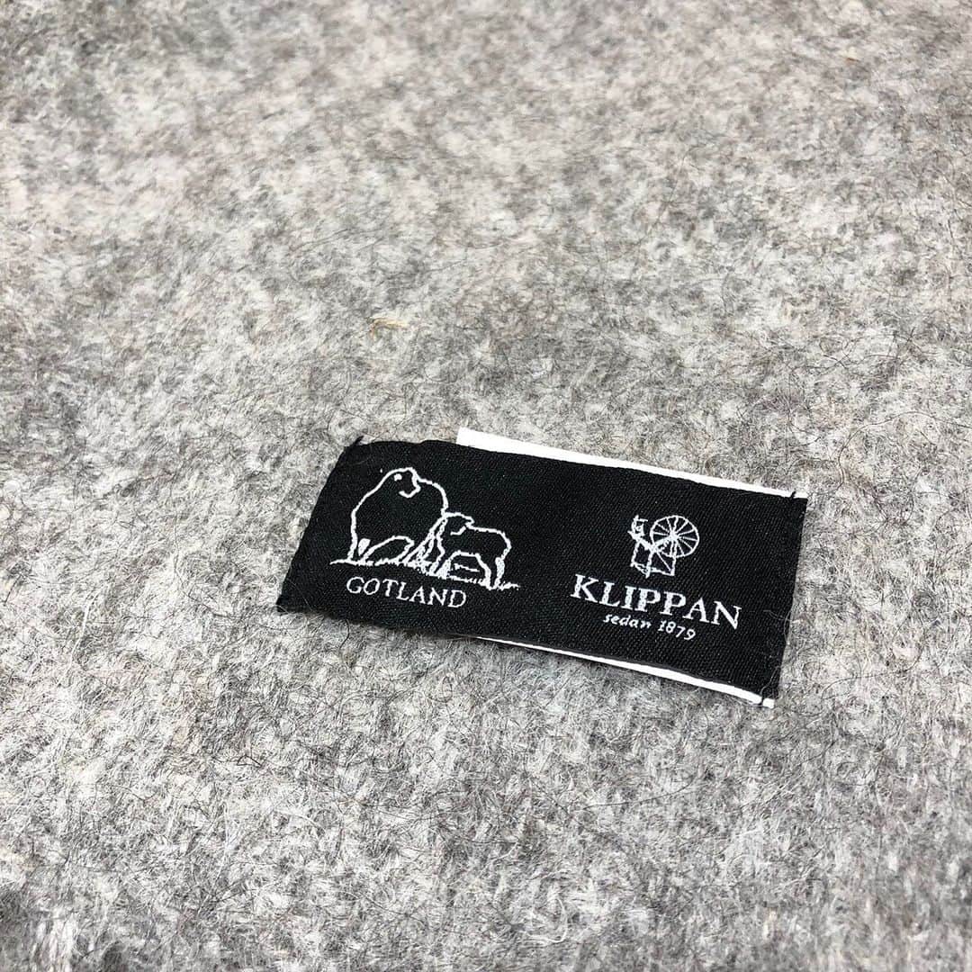 Timeless Comfort さんのインスタグラム写真 - (Timeless Comfort Instagram)「神戸大丸店 - ブランケットにくるまりたい季節になってきましたね！﻿ KLIPPANのウールブランケット・スローケットをご紹介します。﻿ ﻿ KLIPPANの製品作りのポリシーは﻿ 「天然繊維・サスティナビリティ・アニマルウエルフェア」。﻿ ﻿ 写真1・2枚目は今期初登場の新素材、ゴットランドウールのスローです。﻿ スウェーデンのゴットランド島で育つゴットランド羊の毛から作られています。﻿ ﻿ 世界の羊は約12億頭（2014.国連食糧農業機関）ですが、ゴットランド羊は約8万頭、その比率は0.01%以下と、大変希少なのだそうです。﻿ 巻き毛の一本一本が太く、光沢があって柔らかいのが特徴です。﻿ 日本オリジナルのストールも入荷していますよ。﻿ ﻿ 染色しない、自然な色合い、素材感がナチュラル100%を実感できます。﻿ ﻿ シンプルなゴットランドウールの他にも、綺麗なイエロー、レッド、ブルーのストールや大判のスロー、北欧らしいデザインのシングルサイズブランケットのご用意もございます。﻿ ミナペルホネンとのコラボレーション「HOUSE IN THE FOREST」のブランケットも！﻿ ﻿ この北欧の森が表現されているHOUSE IN THE FORESTはすでに数枚、素敵なお客様のもとへ旅立っていきました。﻿ ﻿ 11月には新たなミナペルホネンコラボレーション、皆川明氏デザインのブランケットが入荷予定です。﻿ ﻿ ぜひお手にとってご覧くださいませ。﻿ ﻿ ﻿ ゴットランドスロー ¥20,000+税﻿ サイズ: W130×L200cm﻿ ﻿ ゴットランドストール ¥17,000+税﻿ サイズ: W65×L200cm ﻿ ﻿ HOUSE IN THE FORESTブランケット ¥32,000+税﻿ サイズ: W130×L180cm﻿ ﻿ その他、デザインによって価格が違いますのでスタッフまでお尋ねください。﻿ ﻿ ﻿ #クリッパン #KLIPPAN #天然繊維 #サスティナビリティ #アニマルウエルフェア #ブランケット #スロー #ストール #ゴットランド #エコウール #ミナペルホネン #皆川明 #タイムレスコンフォート #神戸大丸 #インテリア #TC #TIMELESSCOMFORT #タイムレスコンフォート #ライフスタイルショップ #インテリアショップ」10月18日 11時16分 - timeless_comfort