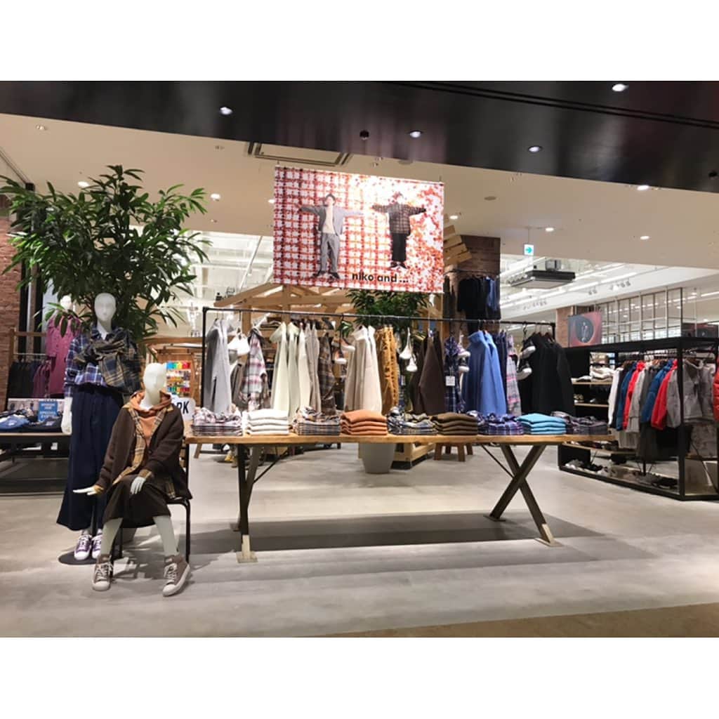 niko and ...さんのインスタグラム写真 - (niko and ...Instagram)「. 【niko and ... mozoワンダーシティが本日オープン！】 . 日本最大級のショップ、STYLE EDITORIAL STORE「niko and ... mozoワンダーシティ」が10月18日(金)にオープンしました！ . 既存のカテゴリーはもちろんのこと、ブランドが提案する“uni9ue senses”(衣・食・住・遊・知・健・音・旅・TOKYO)を体感できる「UNI9UE PARK」のコーナーや店舗限定アイテムなど、mozo店だけのコンテンツもたくさんご用意しています！ . ニコアンドのオフィシャルブランドサイトでも特集しているので、詳しくは @nikoand_official のプロフィールから！ . mozo店の公式アカウント( @nikoand_mozowondercity )も合わせてチェックを！お近くにお越しの際は是非お立ち寄り下さい！ . #nikoand #ニコアンド #であうにあう #styleeditorialbrand #uni9uesenses #nikoandmozo #nagoya #mozowondercity #ニコアンドモゾ #菅田将暉 #小松菜奈」10月18日 11時20分 - nikoand_official