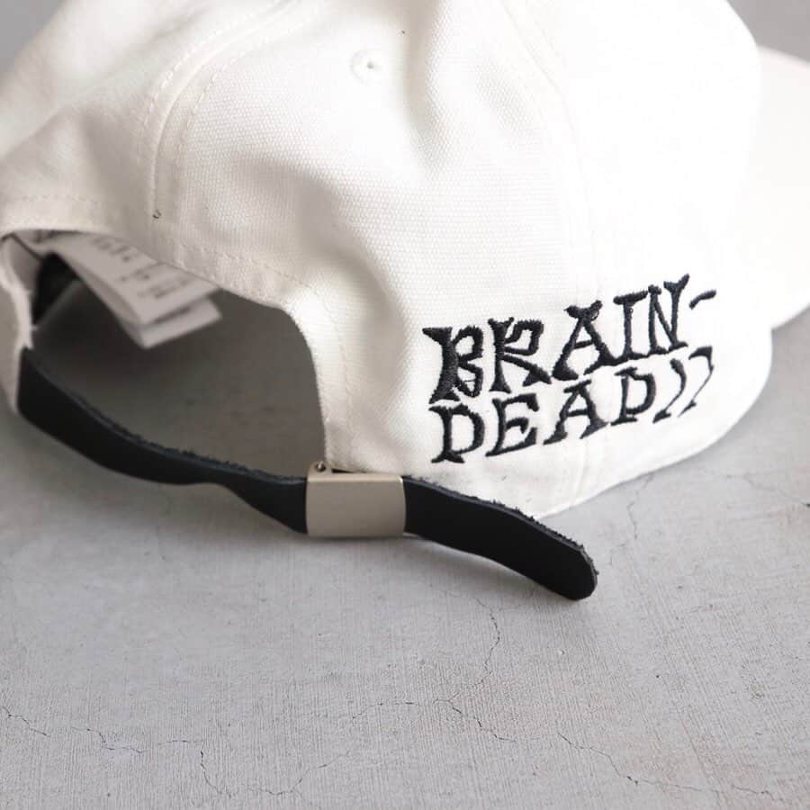 wonder_mountain_irieさんのインスタグラム写真 - (wonder_mountain_irieInstagram)「_ BRAIN DEAD / ブレインデッド "LEON SADLER STRAP BACK" ￥7,700- _ 〈online store / @digital_mountain〉 https://www.digital-mountain.net/shopdetail/00000010463/ _ 【オンラインストア#DigitalMountain へのご注文】 *24時間受付 *15時までのご注文で即日発送 *1万円以上ご購入で送料無料 tel：084-973-8204 _ We can send your order overseas. Accepted payment method is by PayPal or credit card only. (AMEX is not accepted)  Ordering procedure details can be found here. >>http://www.digital-mountain.net/html/page56.html _ #BRAINDEAD #ブレインデッド _ 本店：#WonderMountain  blog>> http://wm.digital-mountain.info _ 〒720-0044  広島県福山市笠岡町4-18  JR 「#福山駅」より徒歩10分 (12:00 - 19:00 水曜、木曜定休) #ワンダーマウンテン #japan #hiroshima #福山 #福山市 #尾道 #倉敷 #鞆の浦 近く _ 系列店：@hacbywondermountain _」10月18日 11時31分 - wonder_mountain_