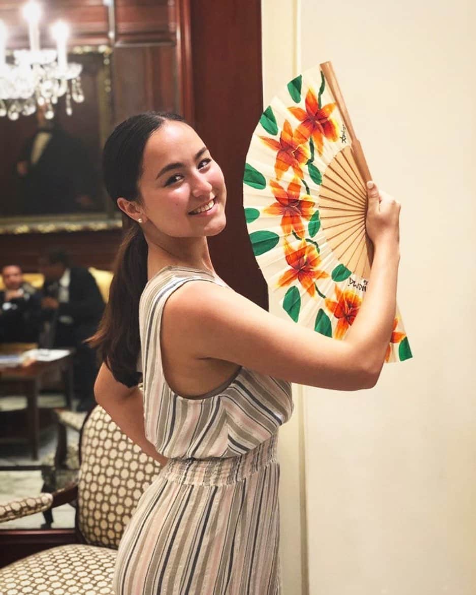 ミコ・フォガティのインスタグラム：「Wishing you a great day today! ✨  I have to admit that this past week has been very fun but tough here at my university. I have some exams coming up so I tend to study and spend a lot of time at school the weeks leading up to them (~14-19 hrs a day). It’s not too bad though because I am surrounded by such intelligent, inspiring individuals, so it makes the long hours enjoyable! I take the discipline that I learned from my many years in ballet to push me to study hard and do my best during this time. One of the biggest things I realized was that the you can only do your best and you should be happy with yourself if you truly did your best whether you ended up getting a good/bad grade or winning/not winning a competition. ✨ sending hugs from Berkeley, California! 💕 . . Photo from my time in the beautiful country of Panama for @panamaballetfestival with a beautifully hand-made fan by @jjdesignpanama and @arlinefranciskuhn ❤️😍」