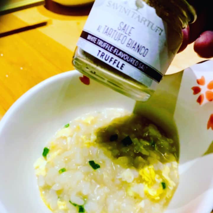 のインスタグラム：「日本各地のきのこの旨味たっぷり🇯🇵絶品きのこトロロ鍋の雑炊に🇮🇹白トリュフソルトを一振りしてみた😋 #森の机 #きのこトロロ鍋の雑炊 #白トリュフ塩 #トリュフソルト」