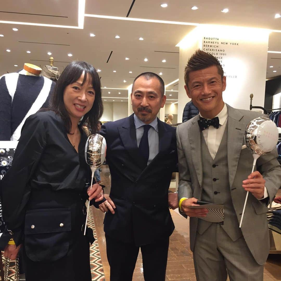 播戸竜二さんのインスタグラム写真 - (播戸竜二Instagram)「『dunhill』 ・ バーニーズニューヨーク銀座の15周年パーティー。 ・ ダンヒルとサッカーのメンバーと。 ・ ダンヒルと日本サッカーの繋がりは深く、もう20年近く。俺も代表の時に作って貰ったダンヒルのスーツは、一生の宝物です！ ・ こうやってオシャレする機会って必要よね！これからの季節は、バンバン着ていきます！ ・ 新しいスーツの作成も考え中！一生着れるスーツを、少しずつ作っていくのは、紳士の嗜みです！ ・ 今度、播戸店長によるオーダースーツ会をやりたいって、勝手に考えています！（笑） ・ そうなったら、サッカー選手は、みんな銀座に集合やね👍 ・ ・ #dunhill #ダンヒル #gentleman  #ジェントルマン #北澤豪 #石川直宏 #バーニーズさんおめでとうございます #ジェントルバン」10月18日 11時34分 - ryuji_bando