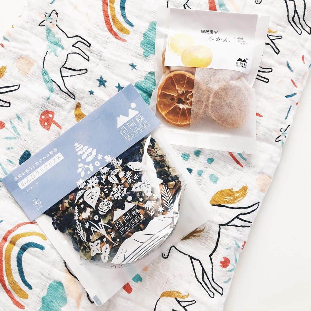 unoのインスタグラム：「福岡に住んでいる友人からのプレゼントで 南阿蘇ティーハウス @minamiasoteahouse さんのハーブティーを貰ったのですが、 すごく美味しくてびっくり！ 葡萄の香りが新鮮で、クセがなくてするする飲めてしまうし 夫も「これは美味しい！！」と大絶賛。 （※もちろん授乳中までOKのものです） とても気に入ったのでぜひ取り寄せようかと思ってます。 ハーブティーは貰い物しかほとんど飲んだことがなくて あれこれ試せていないのですが、 ゆったり過ごしたい今の生活に欠かせないものになりそうなので ぜひもしオススメがありましたら教えてください…！ ㅤㅤㅤㅤㅤㅤㅤㅤㅤㅤㅤㅤㅤ ちなみに私の希望で クレメンタインキッズ @clementinekids のおくるみも貰いました☺️ なんっって可愛い柄なんだ…！と一目惚れして こちらとあと3種を買いました。 おくるみそんなに要らないらしいので買いすぎかもなのですが、インテリアにも良さそうなのでよしとします。笑 ㅤㅤㅤㅤㅤㅤㅤㅤㅤㅤㅤㅤㅤ 載せたくて載せてないものがたくさんあるので 産休に入ってゆったりできている今、 色々載せたいなと思います！ ㅤㅤㅤㅤㅤㅤㅤㅤㅤㅤㅤㅤㅤ #南阿蘇ティーハウス  #ハーブティー #クレメンタインキッズ #clementinekids  #おくるみ」