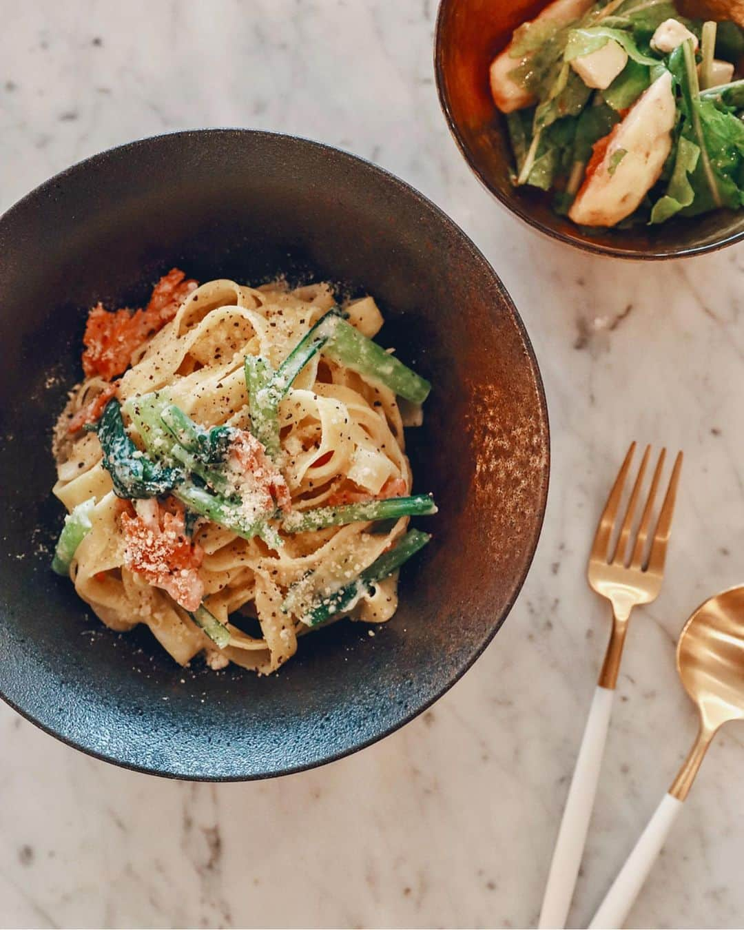 大口智恵美さんのインスタグラム写真 - (大口智恵美Instagram)「秋食材を使ったランチ。 ・小松菜とスモークサーモンのクリームパスタ ・イチジクとルッコラとクリームチーズのサラダ 食材はトップバリュグリーンアイで調達したオーガニックの野菜を中心に❤︎ このパスタとサラダの組み合わせ、相性◎でした☺ #トップバリュグリーンアイ #グリーンアイオーガニック #グリーンアイPR #myhappygreen @topvaluofficial」10月18日 11時58分 - chemiiiii