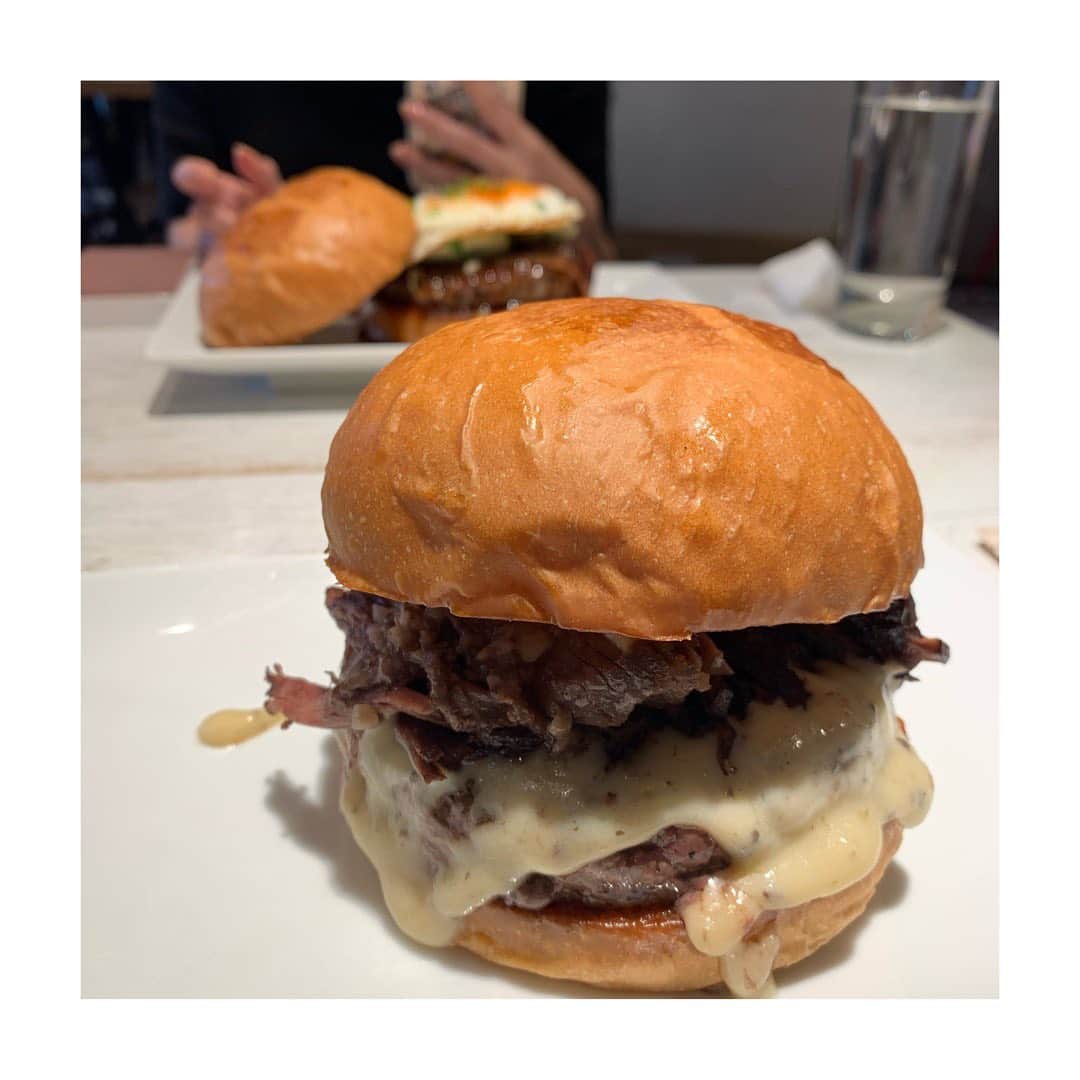 安田聖愛さんのインスタグラム写真 - (安田聖愛Instagram)「いつかのランチ。﻿ バーガー越し安田。﻿ うまみバーガー美味しかった🍔﻿ 食べる時はがっつり食べる人なので﻿ がっつり肉たっぷり系バーガーです。﻿ #UMAMIBURGER ﻿ #がっつり肉　#ハンバーガー﻿ #ポテトも食べた」10月18日 11時58分 - seiayasuda
