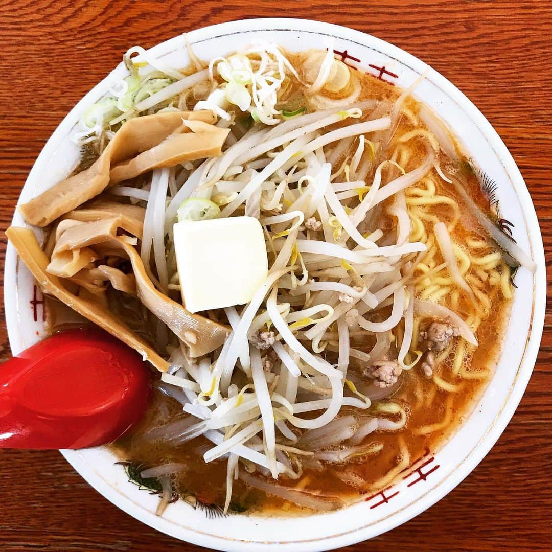 桜井誠さんのインスタグラム写真 - (桜井誠Instagram)「ラーメン　よし乃　旭川 味噌バターラーメン  旭川最後の食事はみんなでラーメン しっかりと塩分のある合わせ味噌。北国の冬の厳しさを物語る。 麺をリフトすれば、立ち上がる湯気と共に、発酵香も併せ持ったスープの香りが鼻に抜ける。 麺はいわゆる札幌系の卵縮れ麺より細めで、柔らかめな茹で上げ。これはこれでスープと馴染んで好みだが、固めオーダーも有りかと。 上に盛られたもやしが、いい具合のクタ茹でで、麺とのバランスが良い。 野菜増しでワシワシ食べたい。 美味しく頂きました。 #ramen #麺活　#旭川　#味噌ラーメン」10月18日 11時54分 - m_sakurai_da