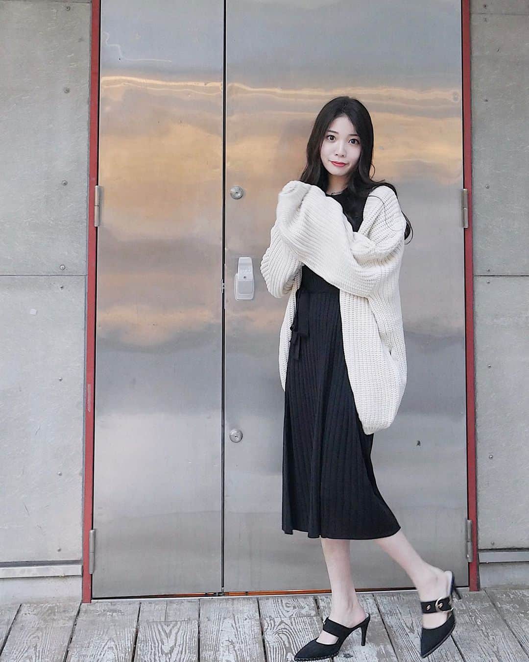 上野瞳さんのインスタグラム写真 - (上野瞳Instagram)「本格的に秋に突入したのでようやく﻿ 厚手のニットデビューしました🤭💗﻿ ﻿ ﻿ ゆったりシルエットと萌え袖が﻿ たまらなくて一目惚れ☺️❤️❤️❤️﻿ ポケットも付いていて機能面◎＼(^^)／﻿ 詳しくはrite(プロフィールから飛べます✈️)にて☝︎﻿ ﻿ #ひぃコーデ﻿ #ootd #wear #code #cardigan #harajuku﻿ #girl #japanesegirl  #fashion #knit #Autumn﻿ #onepiece #knitonepiece #blackcode﻿ #Autumnoutfits #black  #カーディガン﻿ #コーデ #ワンピ #ワンピース #黒 #黒コーデ﻿ #原宿 #ニット #ニットワンピ #秋服﻿ #ニットワンピース #秋コーデ #きょコ #カーデ」10月18日 12時01分 - hitomi.8