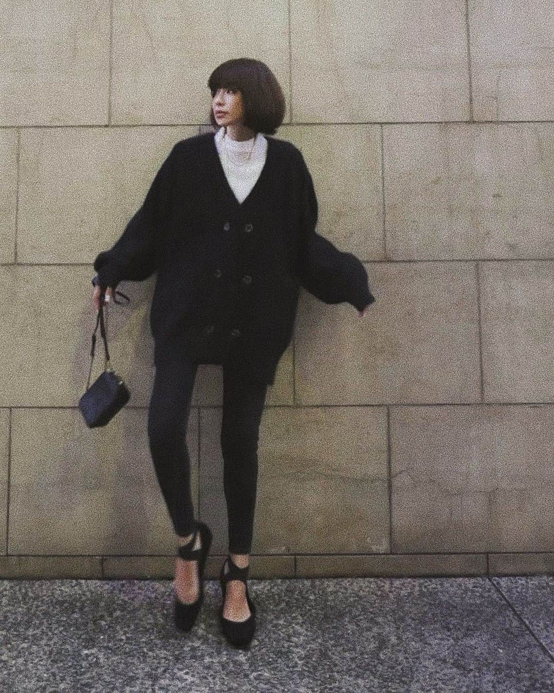 JUNNAのインスタグラム：「昨日ご質問いただいていた バレエシューズとお洋服のバランス...。 ニット×スキニー(レギンス)×バレエシューズ  私の定番スタイル。 ボリュームトップスはボトムをコンパクトにすると バレエシューズでもバランスがとりやすいのかな？ と思います🤔  cardigan/ #ラクーンダブルカーディガン　10/17発売 tops/ #ランダムリブプルオーバー　完売/終了 denim/ #upperhights 「THE TWIGGY」 shoes/ #ストラップバレエシューズ  発売中 bag/ #prada  #etretokyo #junna👠 #2019ETREaw #156cm#エトレニット#エトレの🩰」