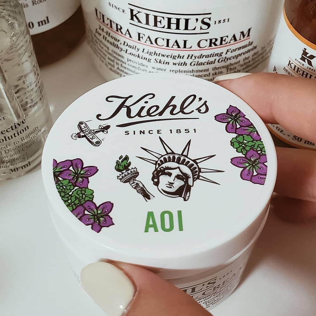 キールズ Kiehl's Japanさんのインスタグラム写真 - (キールズ Kiehl's JapanInstagram)「キールズ x 伊原葵さんプレゼントキャンペーン🌿  10/16(水)にリニューアルしたキールズ伊勢丹新宿店で日本初導入のカスタマイズユアキールズでは、あなただけのデザインラベルのクリームが作れます。  画像は、伊原葵さん @aoi186 がデザインされた #キールズクリームUFC 。こちらを抽選で5名様にプレゼントします✨  応募方法は @kiehlsjp をフォロー& #キールズ #スキンケア のハッシュタグ付きでコメントを下さった方が対象です🎁10/25(金)まで。  @kiehlsjp #キールズ #新クリームUFC #うるおうふっくら肌 #クリームUFC #保湿 #乾燥 #保湿クリーム #スキンケア #天然由来成分 #アポセカリー#ウルトラフェイシャルクリーム #クリームUFC #保湿 #ニューヨーク発 #ニューヨーク #Kiehls #Skincare #NewYork #UltraFacialCream #潤うふっくら肌」10月18日 12時18分 - kiehlsjp