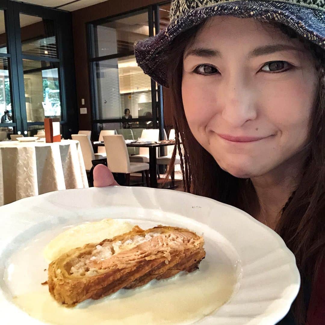 アンジェラ佐藤さんのインスタグラム写真 - (アンジェラ佐藤Instagram)「昨日のランチは京王プラザホテル札幌のグラスシーズンズなーり🍴 「秋鮭のパイ包み焼き」に舌鼓〜(*´艸`)ｳﾏｰ さっぱりした秋鮭に白ワインのクリームソースをトロォ〜リとかけて、、、 うーん美味しい〜✨ マッシュポテトとソースでしっとりとした秋鮭は旨みがMAXに口の中で広がります！ パイの食感も程よいアクセント！  #北海道ぎょれん #毎日秋鮭 #北海道の海の幸セットが当たるフォトコンキャンペーン開催中 #gyoren.akisake2019を検索してフォロー #秋鮭やいくらの料理写真それを食べている美味しい顔などの写真を撮影 #ハッシュタグ#毎日秋鮭を付けてInstagram に写真を投稿すればＯＫです #応募期間は10月31日までですよー #ぜひ美味しい秋鮭いくらの写真をアップしてね」10月18日 12時22分 - angela_satou
