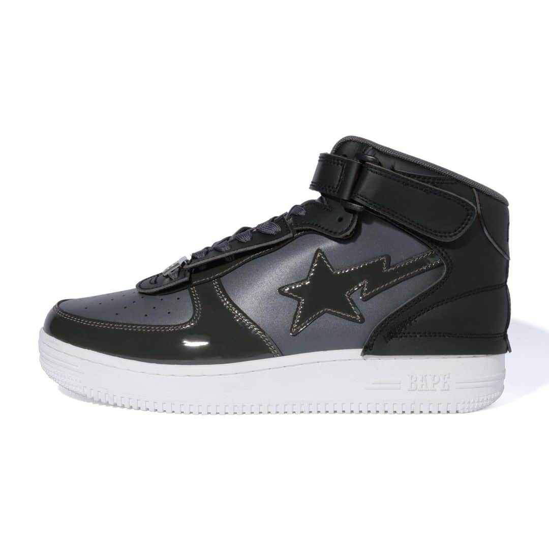 HYPEBEASTさんのインスタグラム写真 - (HYPEBEASTInstagram)「@hypebeastkicks: @bape_japan has unveiled two new iterations of its coveted BAPE STA Mid model. Coming in a stealthy black option along with a fresh white and light grey take, the shoe takes on a leather construction and features lateral STA motifs, which wrap around the back heels and once again makes an appearance on the medial panels. Both colorways will be available starting  October 19 at select BAPE retailers and online.⁠⠀ Photo: BAPE」10月18日 12時22分 - hypebeast