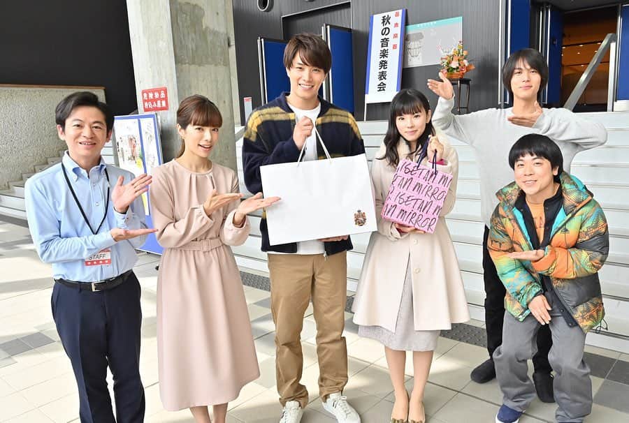 【公式】G線上のあなたと私のインスタグラム：「_﻿ ＼ 🄷🄰🄿🄿🅈 🄱🄸🅁🅃🄷🄳🄰🅈 ／﻿ ﻿ 先日、#鈴木伸之 さんと #小西はる ちゃんの﻿ お誕生日を現場でお祝いしました✨👏﻿ ﻿ 現場のみんなで大合唱して、プレゼントを贈呈🎁﻿ 27歳になった鈴木さんと👱‍♂️﻿ 19歳になった小西さん👩‍🦰﻿ 改めておめでとうございます㊗️﻿ ﻿ 撮影もまだまだ続きます！﻿ 引き続きよろしくお願いします🙏🏻﻿ ﻿ #G線上のあなたと私﻿ #G線上 チームは今日も撮影中！﻿ #中川大志 #桜井ユキ #永野宗典 #きづき」