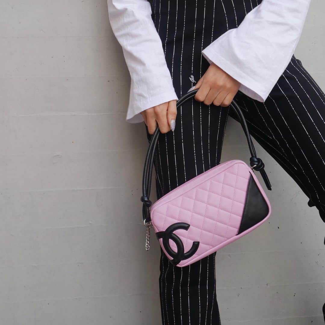 Vintage Brand Boutique AMOREさんのインスタグラム写真 - (Vintage Brand Boutique AMOREInstagram)「Vintage Chanel lamb skin handbag.▶︎Free Shipping Worldwide✈️ ≫≫≫ DM for more information 📩 info@amorevintagetokyo.com #AMOREvintage #AMORETOKYO #tokyo #Omotesando #Aoyama #harajuku #vintage #vintageshop #ヴィンテージ #ヴィンテージショップ #アモーレ #アモーレトーキョー #表参道 #青山 #原宿#東京 #chanel #chanelvintage #vintagechanel #ヴィンテージ #シャネル #ヴィンテージシャネル #amoreomotesando #アモーレ表参道」10月18日 12時35分 - amore_tokyo