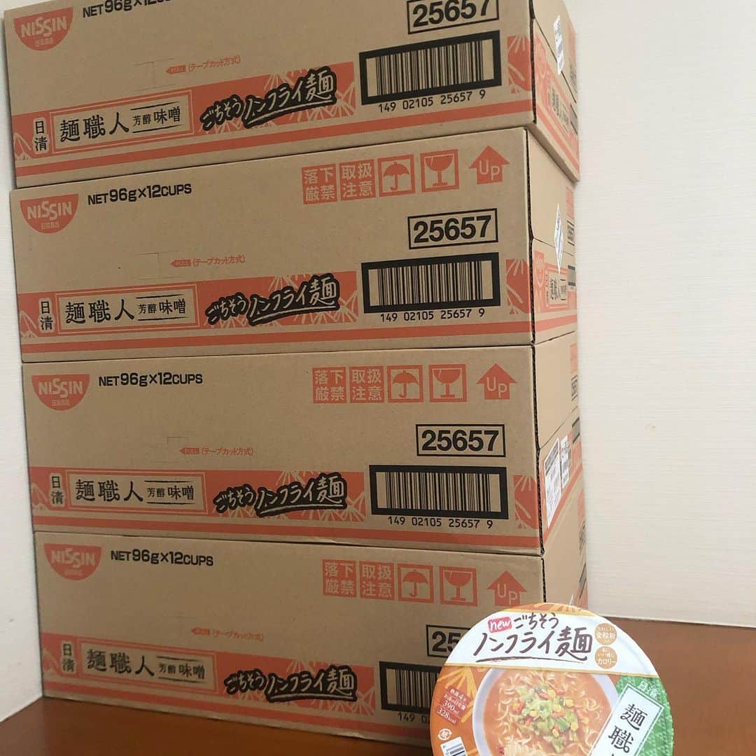 高嶋ちさ子さんのインスタグラム写真 - (高嶋ちさ子Instagram)「息子が日清麺職人の味噌味が食べたいと言うので、Amazonでワンクリックした夫が、間違えて5ケース注文すると言うマヌケな事態。 まずスーパー行けよ！」10月18日 12時37分 - chisakotakashima