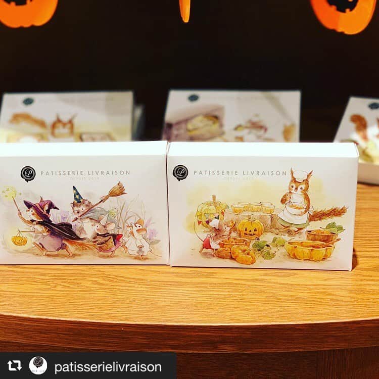 イラストレーター山崎牧子さんのインスタグラム写真 - (イラストレーター山崎牧子Instagram)「Patisserie Livraison パティスリーリブレゾンさんから 秋の新作が誕生しました🎃💕 焼き菓子入りのポストボックス。 ハロウィンのイラストです🎃 切手を貼ればそのまま送れる 素敵なハロウィンのサプライズ💕 お友達へのプレゼントに いかがでしょうか？ @patisserielivraison  ウェブサイトもぜひご覧ください🎃 #patisserielivraison#livraison#パティスリー#秋#国分寺#洋菓子店#ギフトボックス#イラストレーター#リス#ネズミ#ハロウィン#halloween#かわいい」10月18日 13時00分 - makiko.inatome