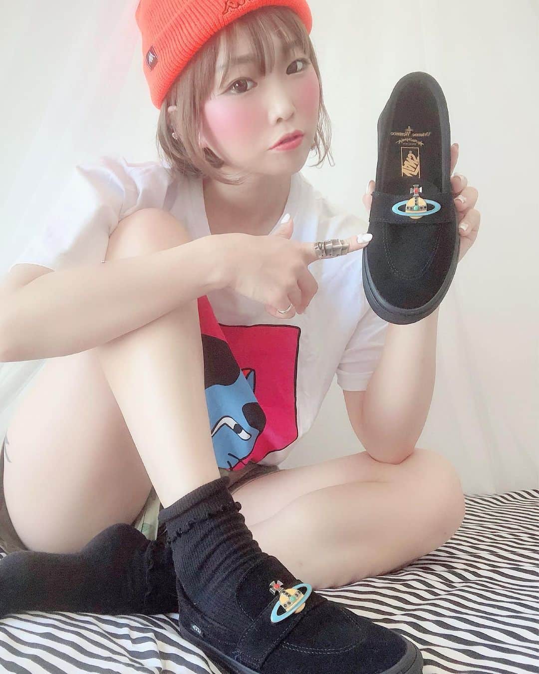 RINGOのインスタグラム：「🧡🧡🧡 絶対手に入れるのむりだとおもってた #viviennewestwood ✖️#vans コラボのスニーカー😍😍😍😍😍😍😍😍😍😍😍😍😍😍😍😍😍😍😍😍😍😍😍😍😍😍😍😍😍😍😍😍 • #スニーカーバブル ってよく聞くけど 体感したのは初めてでした😵 オンラインストア販売15分でパンクしてたし😂 あーかわい☺️🧡🧡🧡🧡🧡 これはくときはりんごのお誕生日に @ma3tastas がパカッ💍てしてくれた #アーマーリング が欠かせない☺️💖💖💖 • • #キモ撮り #スニーカー #スニーカー女子 #ヴィヴィアンウエストウッド #ヴィヴィ子」