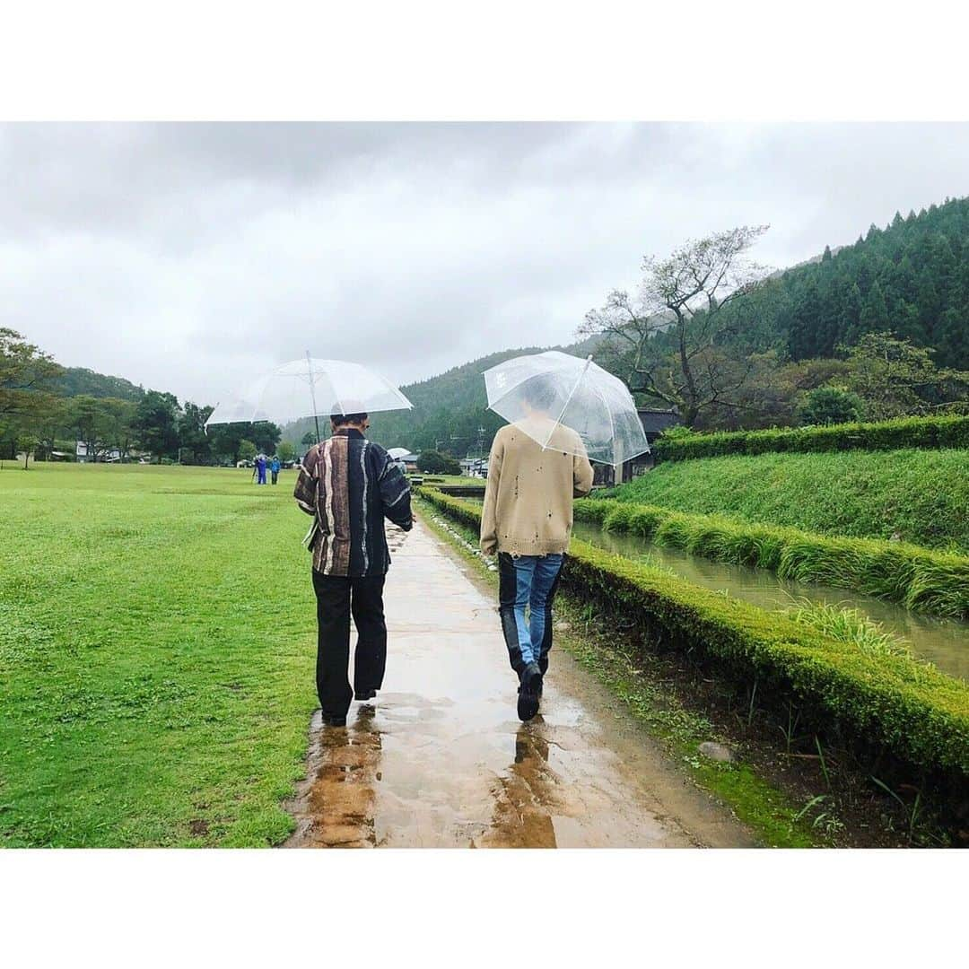 橘ケンチさんのインスタグラム写真 - (橘ケンチInstagram)「福井県の一乗谷朝倉市遺跡に行きました💡 歴史を知るって楽しい✨実際に足を運んで自分なりに当時の人達のことを想像すると、現在の自分が長い歴史の積み重ねの上にチョコンと乗っからせてもらってる気がしますね😉  #thisisme#kenchi#tachibana#橘ケンチ#kenchitachibana#ldh#exile#japanese#japaneseactor#actor#performer#instagood #instalike #instadaily #tbt #love #dream #happiness #people #social  #traditional #craft #community #福井#一乗谷#朝倉氏#遺跡#歴史」10月18日 13時07分 - kenchitachibana