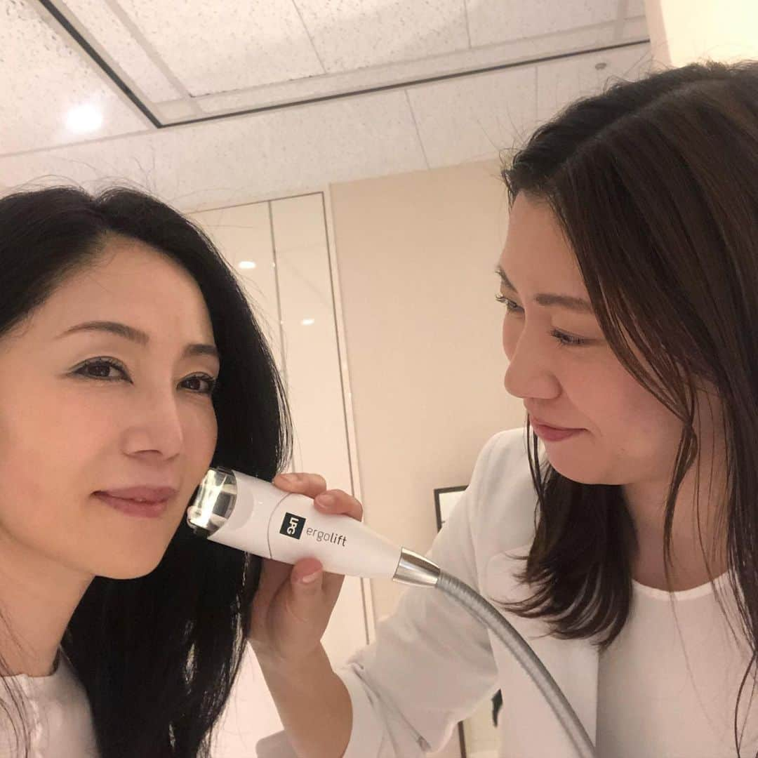 坂村かおるさんのインスタグラム写真 - (坂村かおるInstagram)「今、話題のエンタモロジーアライアンス知ってる⁈！ 美魔女のお友達はお試しした人も多いよ。  集まるとコスメやダイエットの話で持ちきり‥  その中でもエンタモロジーアライアンスの効果は凄いって⤴︎奮闘中❣️ 詳しくはオフィシャルサイトブログにてご覧くださいね😊  #エンタモロジーアライアンス #エンタモロジー #アライアンス#ダイエット @endermolosie.jp #レジェンド美魔女 #美ST #セルライト #肌が綺麗になる #効果が出る」10月18日 13時16分 - kaoru.sakamura