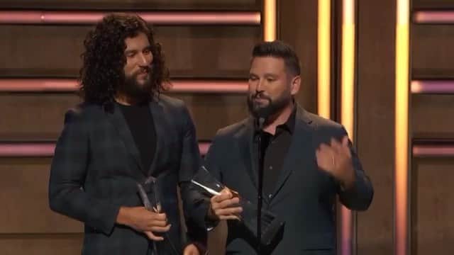のインスタグラム：「【Dan + Shay】 アメリカ発のカントリー・デュオ、ダン+シェイが CMTアーティスト・オブ・ザ・イヤーで2019年を代表するカントリー・スターとして選ばれました🌟 ✨ 「僕らのファンの皆さまへ：今まで応援してくれて、そして僕たちの夢を叶えさせてくれてありがとう。僕たちは君たちのおかげで今年度の @cmt「アーティスト・オブ・ザ・イヤー」に参加することができた。毎日君たちへの感謝の気持ちでいっぱいだよ。昨日僕たちが史上初めて受賞したアワードも、ファン投票の賞だった。そしてカントリー音楽の皆んなへ：素晴らしいコミュニティーの中に僕たちを受け入れてくれて本当にありがとう。僕たちはあなたたちが思っている以上にこのコミュニティーを愛しています。」とコメントを❤️ ✨ 今月リリースしたジャスティン・ビーバーとの最新コラボ曲「10,000 アワーズ」も是非聴いてみてください❣️ #danandshay」