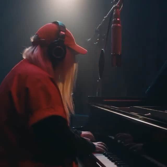 のインスタグラム：「【Tones and I】 オーストラリア出身女性シンガー、トーンズ・アンド・アイがヒット曲「ダンス・モンキー」のアコースティックバージョンをリリース🎵 ✨ 一度聞いたら忘れられない声❣️ ✨ 彼女の魅力的な歌声をより引き立たすシンプルなピアノと合わせた演奏が本当に素晴らしい🤩 ✨ UKチャート2週連続1位！豪州チャートで10周連続1位を記録！！ 世界的に勢いがあるトーンズ・アンド・アイに今注目です！ #tonesandi」
